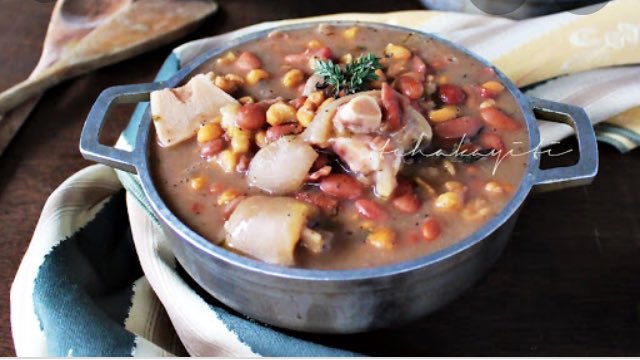 Le TchakaC’est un ragoût copieux composé de semoule de maïs , les haricots, Joumou (courge), et de la viande (souvent du porc ).