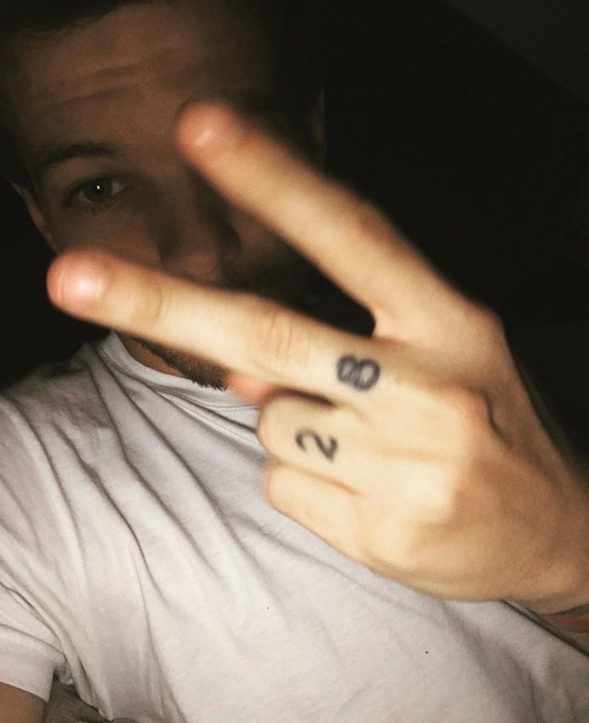 Louis selfies cause we all miss them; a thread