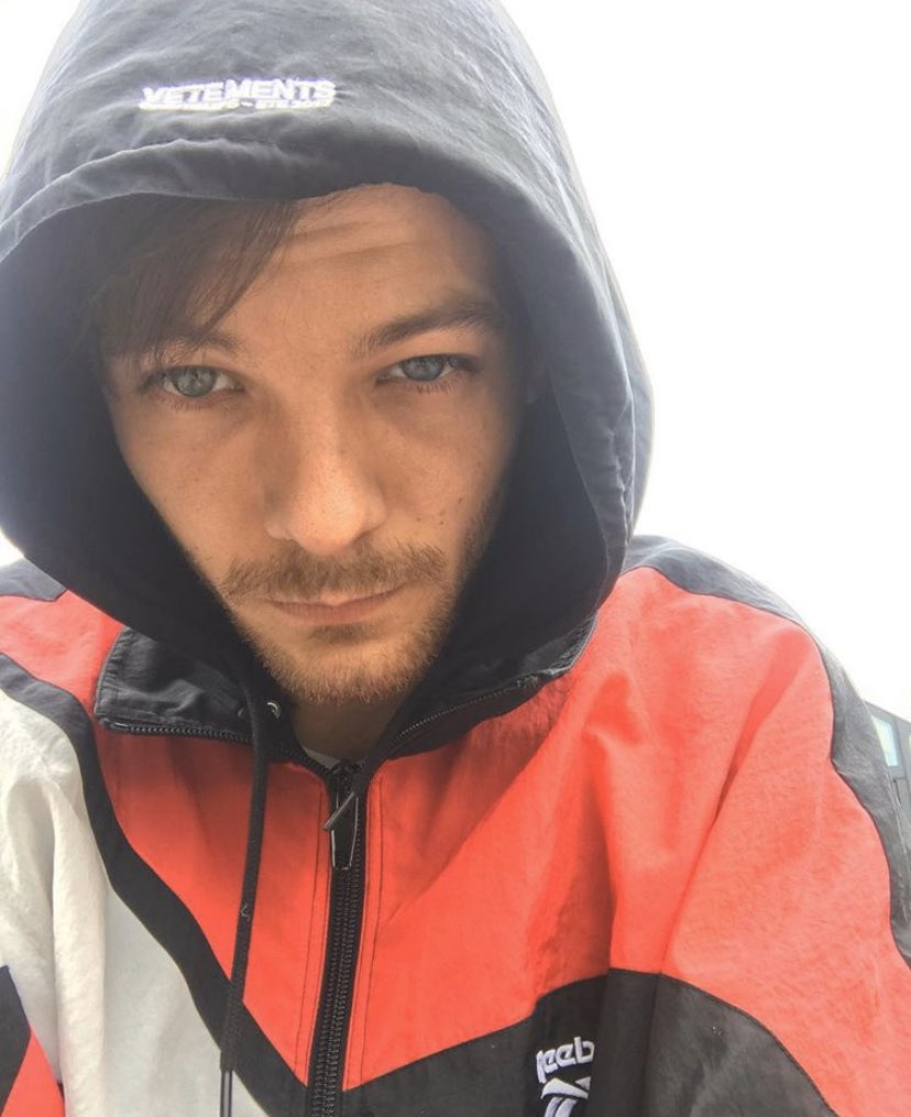 Louis selfies cause we all miss them; a thread