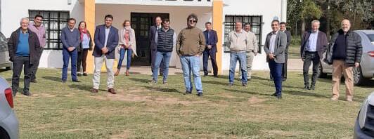 claudiomazuqui's tweet photo. Reunión de la Comunidad Regional: Pautas de trabajo para afrontar #cuarentena con Intendentes #VillaHuidobro @GestionSilvio #HuincaRenancó #Italó #Pincén #Ranqueles #Mattaldi #Jovita #Bruzzone #VillaValeria #VSarmiento ; leg. @RickyZorrilla y policía #DptalGralRoca de @minsegcba https://t.co/Q1et5byAXL