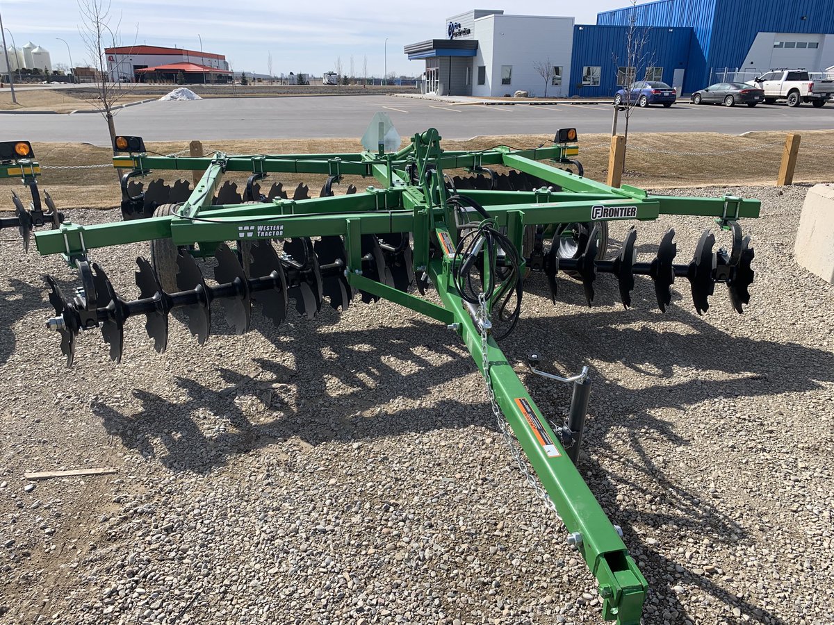 Dsmith_JD's tweet photo. Some nice smaller disks for pivot tracks or cleaning up the edges of your field. ⁦@Westerntractor⁩ #frontierdisk https://t.co/ZFOzXIcIPu