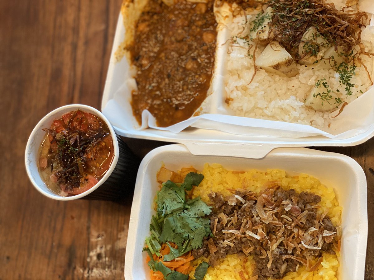 tamakiya_t's tweet photo. 昨日のテイクアウトランチ、清澄白河近く、#barnico さん鹿肉ジビエカレー、#gift_labo さん挽肉とひよこ豆のキーマカレー。周ってますかと聞かれ思いつき、すいません！
どちらもほんと美味しくて、夫婦で即完食。今だけの贅沢です。
#深川テイクアウト #清澄白河テイクアウト #がんばれ深川 #カレー https://t.co/rnFr79cgum