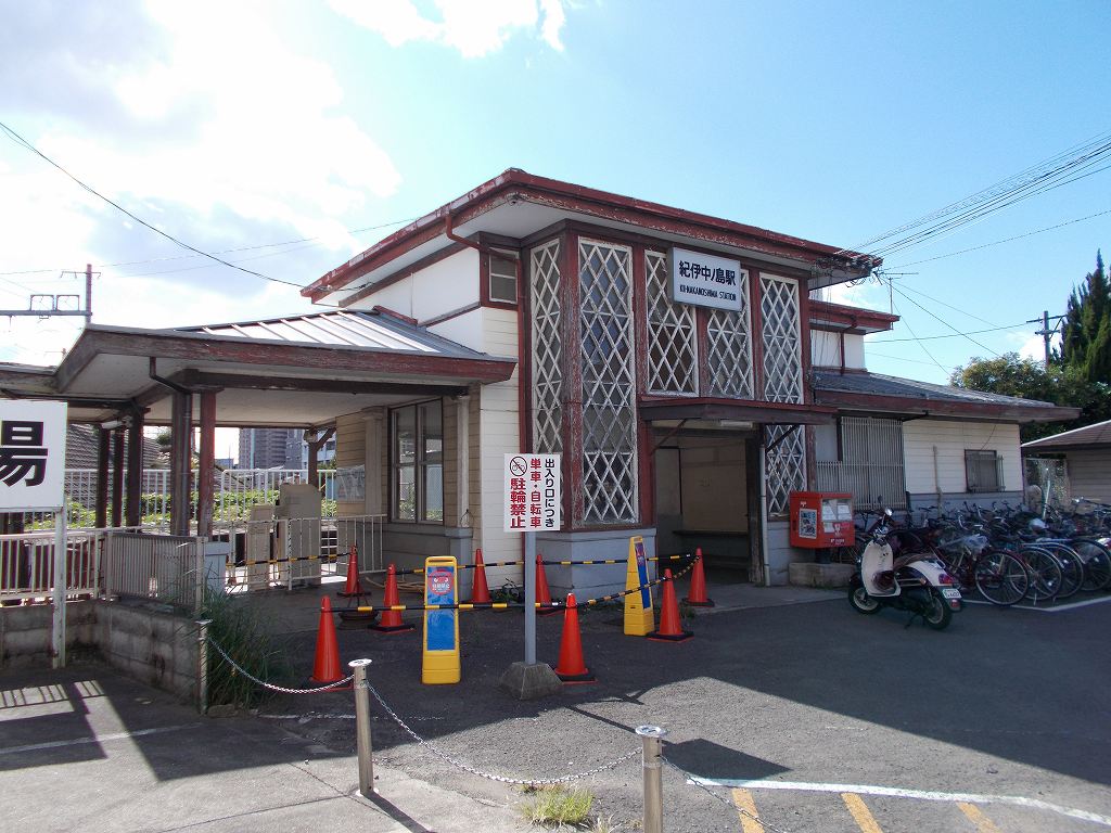駅の目録屋 19年 紀伊中ノ島駅 和歌山県 Jr西日本 阪和線 1932年に阪和電気鉄道の中之島駅 として開業 1935年に現在地へ移転し翌年より現駅名 2面2線の高架駅 モダンな駅舎は開業当時のもの ホームの屋根を支える鉄骨は 官営八幡製鉄所の創業
