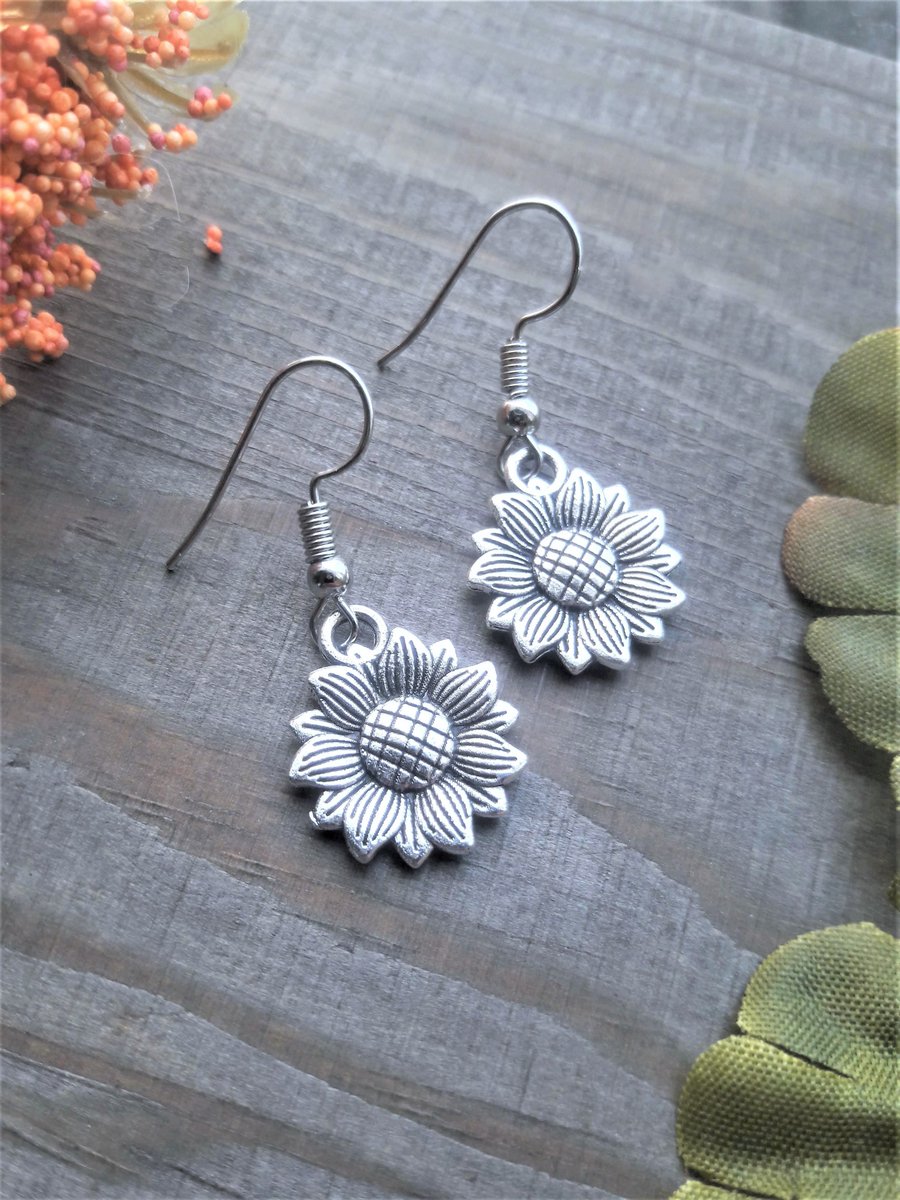 Earthymesia's tweet photo. 🌻Sunflower Charm Earrings
https://t.co/ZnEF76xSUa

#handmade #jewelry #beaded #flower #sunflower #plant #charm #vintage #nature #dangle #earrings #bohochic #boho #gifts https://t.co/DuWkPXHid2
