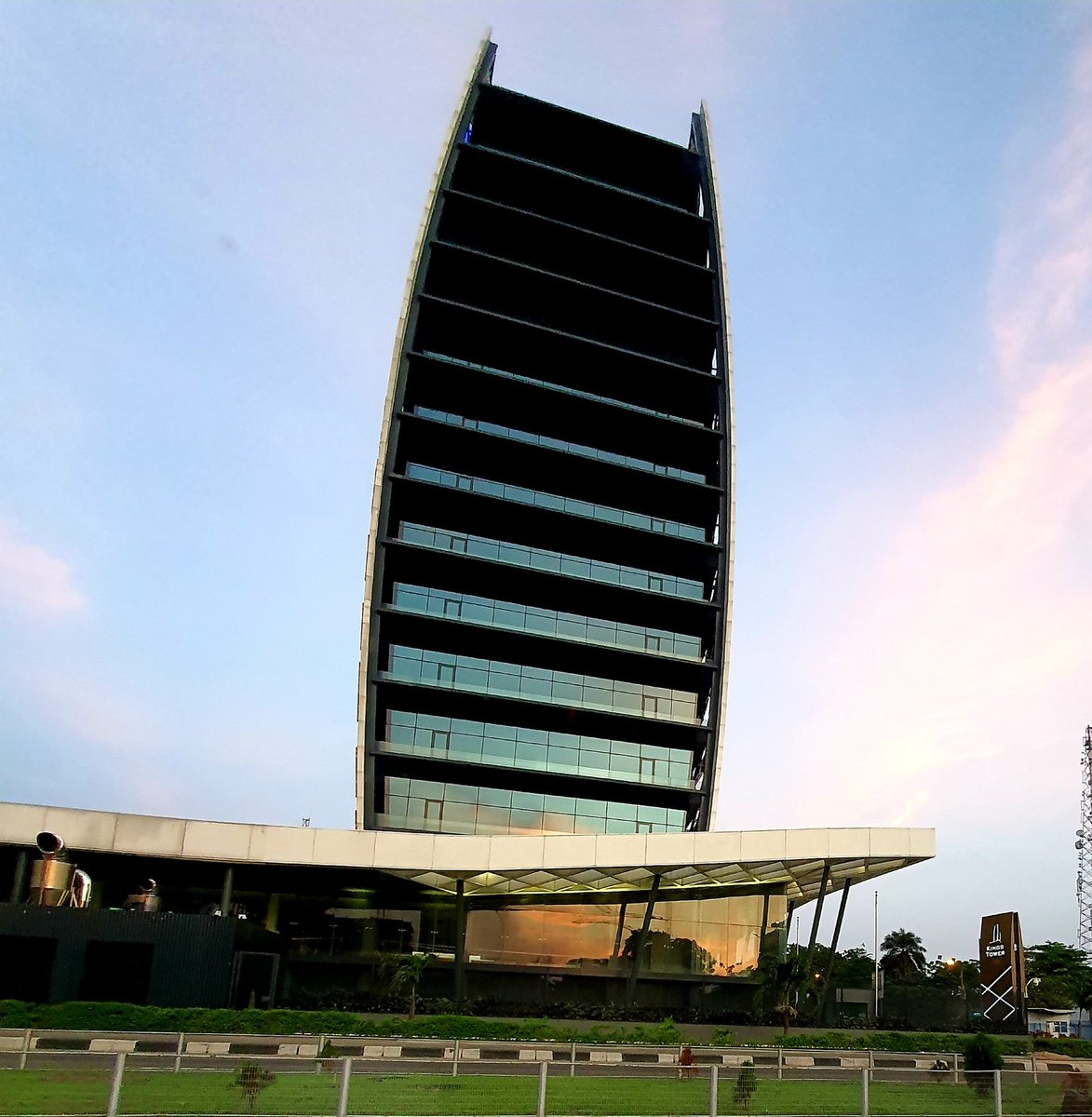 DemilRealties's tweet photo. "The Kings Tower"Smart world class office bldg captured wit @samsung_nigeria
#galaxy10plus.Share a photo of a place or a bldg in Lagos-Nig taken wit ur smartphone & tag us#thisislagos While we are #stayinghome
#stayingsafe let's have fun
#lockdownextension
📸@demilrealtieslimited https://t.co/dnjlJNin8k