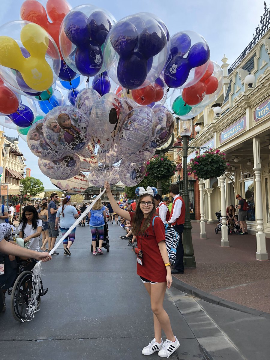 KylieCarrell1's tweet photo. Dream: Becoming a Disney Cast Member in the summer of ‘21 with @ashleyjeffrey01 😍😍😍#achievinghawks20 @STUCOHeath https://t.co/xE8XFE8RVt