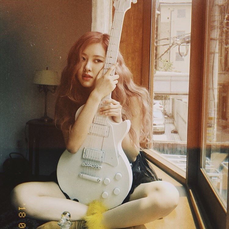 Rosé as Yasmin: Best singer of the group, Soft, plays guitar, everyone either LOVES her or don’t really feel strongly about her, Blinks’ princess, sweetheart 