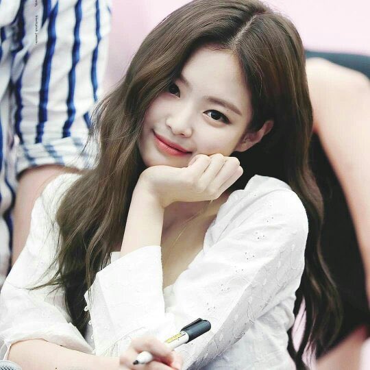 Jennie as Cloe: Crybaby, great singer, great fashion taste, most people’s favorite member of the group, a sweetheart but will stand up for her friend’s in a heartbeat, cute but has a fierce side