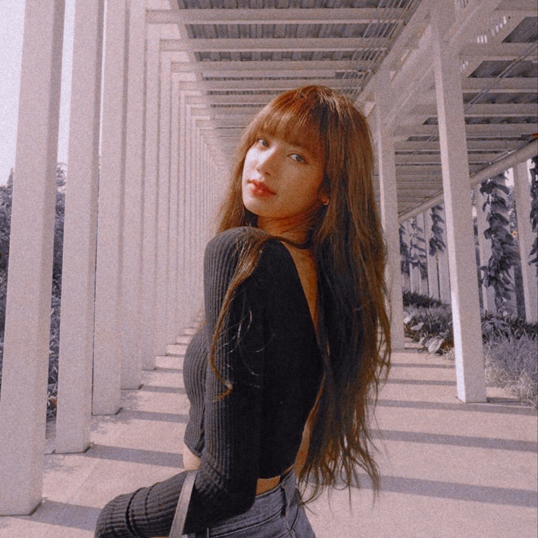 Lisa as Sasha: Dance QUEENS, Hip Hop QUEENS, can be cute or sassy, born to be on a stage, cute fashion!, helps make the mood of the group with Jisoo/Jade, became hugely popular amongst fans