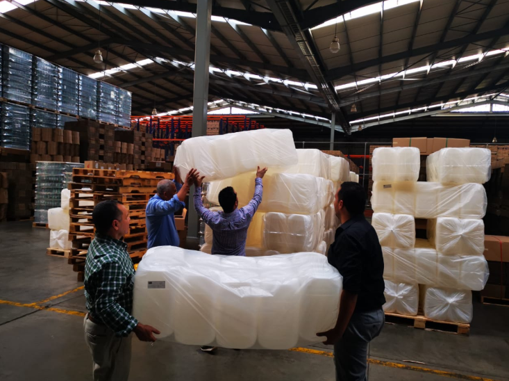 asocana's tweet photo. Ya son 395 mil litros de etanol donados, por parte de los ingenios azucareros, a 9 departamentos de Colombia para producir alcohol farmacéutico que ayude a prevenir el #COVID_19. #DeEstaSalimosJuntos https://t.co/XvItWiNYzl