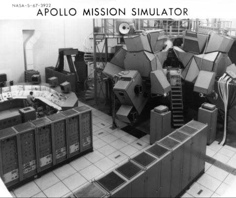 アポロ計画の月着陸船シミュレーター、集合ユニットの面取りがイカし過ぎて未知の機動兵器かSF祭壇かってくらいかっこいい。 