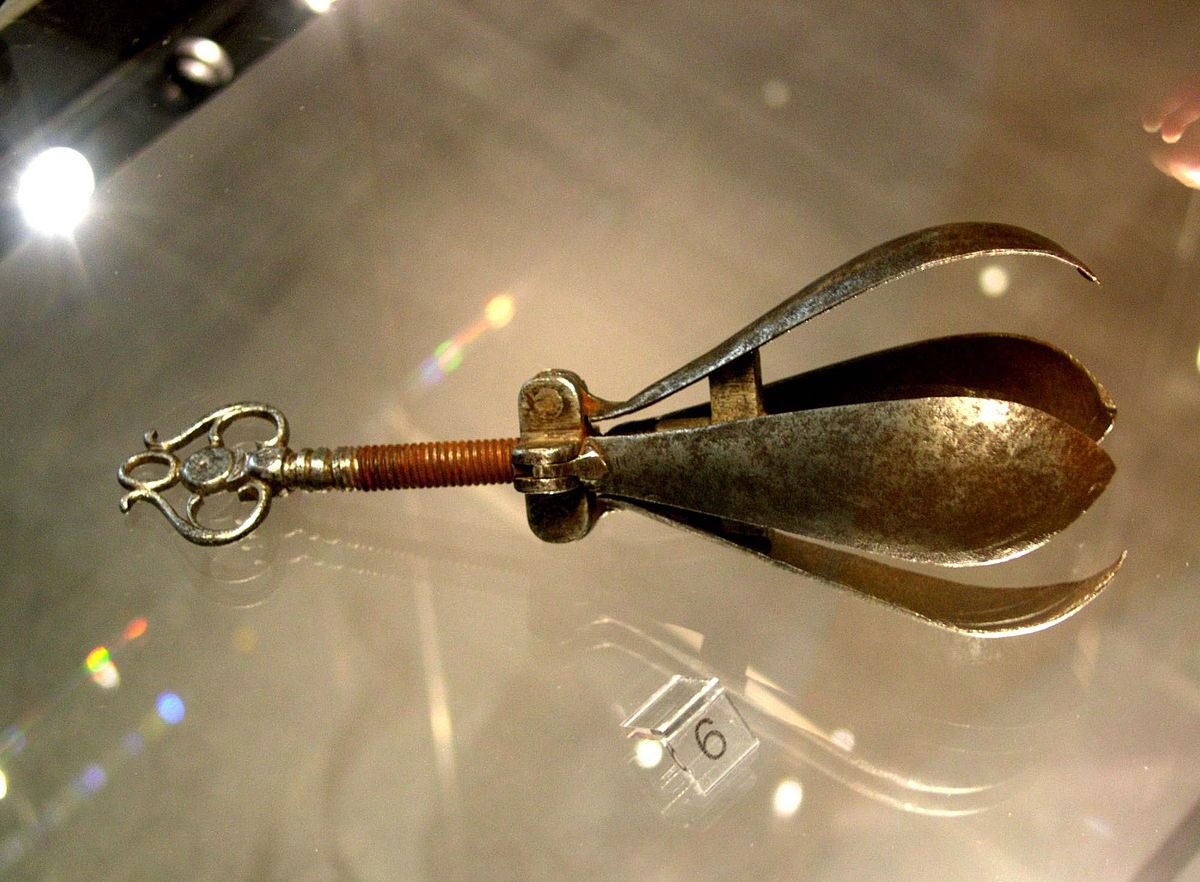 Cette jolie petite chose que vous voyez est une poire d’angoisse, inventée dans les années 1600. On introduit cet instrument dans la bouche, l’anus ou le vagin de la victime. Il suffit de tourner la vis pour écarter la poire et faire souffrir la victime.