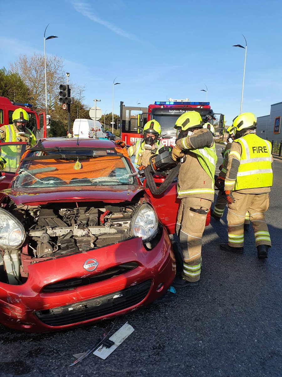 LFBBarkDag's tweet photo. Train Hard Fight easy w/w Dagenham carried out RTC drills to maintain standards minutes later they were called upon to assist colleagues at a Road Traffic Collision with suspected Covid 19 @lfb @LondonFire #proffessionalism #proffessionaldevelopment #training #RoadSafety #COVID19 https://t.co/Dw9X4F3sCB