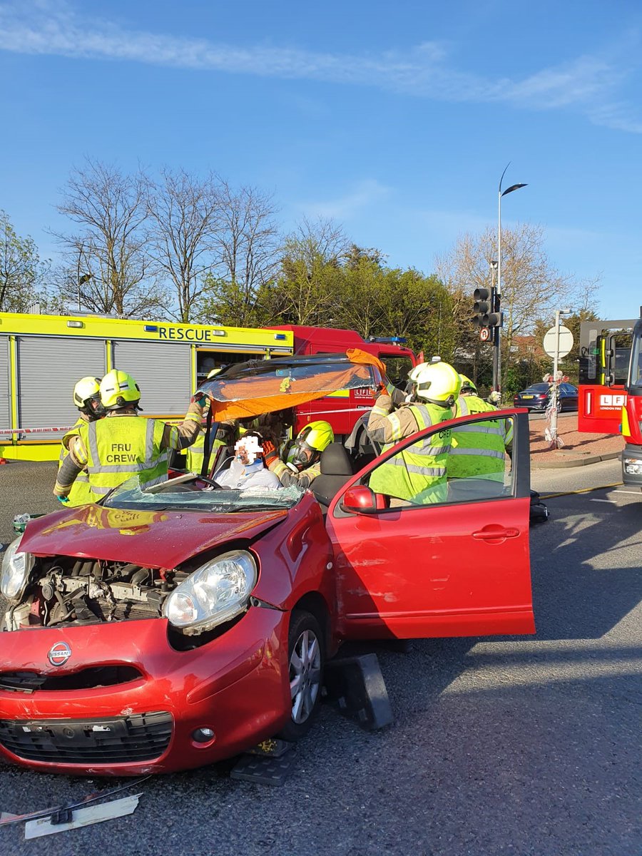 LFBBarkDag's tweet photo. Train Hard Fight easy w/w Dagenham carried out RTC drills to maintain standards minutes later they were called upon to assist colleagues at a Road Traffic Collision with suspected Covid 19 @lfb @LondonFire #proffessionalism #proffessionaldevelopment #training #RoadSafety #COVID19 https://t.co/Dw9X4F3sCB