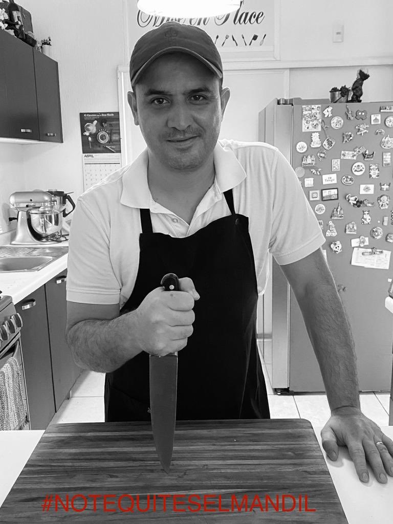 AquilesChavez's tweet photo. Por que nuestro oficio es cocinar ... compartir, hoy es momento de reflexionar, reinventarnos para más adelante poder volver a vernos y disfrutar la mesa... 
#NoCuelguesElMandil @jgomezluna @josefisantacruz @EdgarNunezM a Darle que es mole de olla y cocinar bonito #QuedateEnCasa https://t.co/EwJZdCrZKE