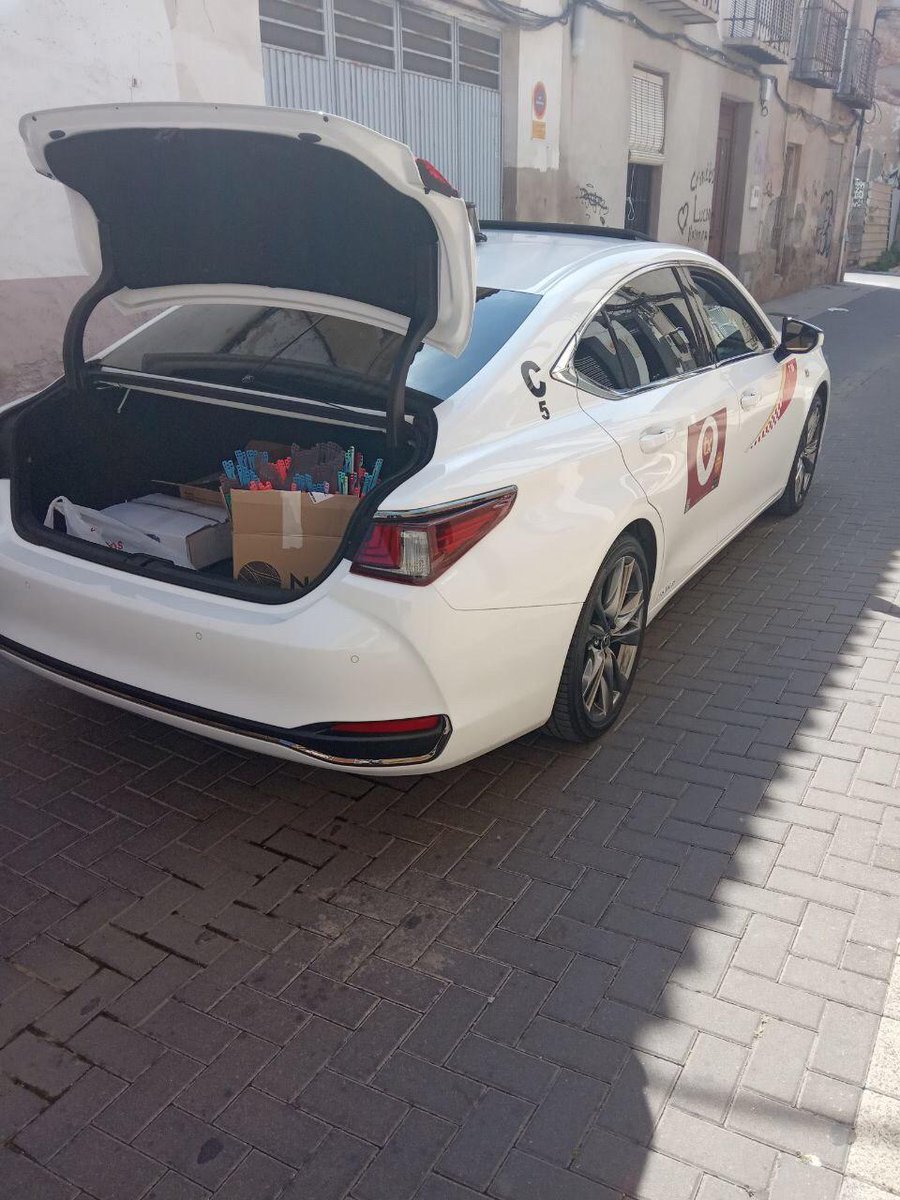 Algunos repartos de hoy: 300 viseras donadas al colegio de farmacéuticos y 600 para los profesionales que atienden a los menores en los centros de protección y de medidas judiciales de la Dirección General de Familias y Protección de Menores