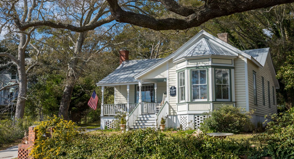 While we do our part to protect our communities by staying home, one thing we can do more of is read. 📚How many N.C. references can you find in these <a href="/NicholasSparks/">Nicholas Sparks</a> books?

▪️The Notebook
▪️The Rescue
▪️Safe Haven (Bonus: if you've seen the 🎬, do you recognize this 📷?)