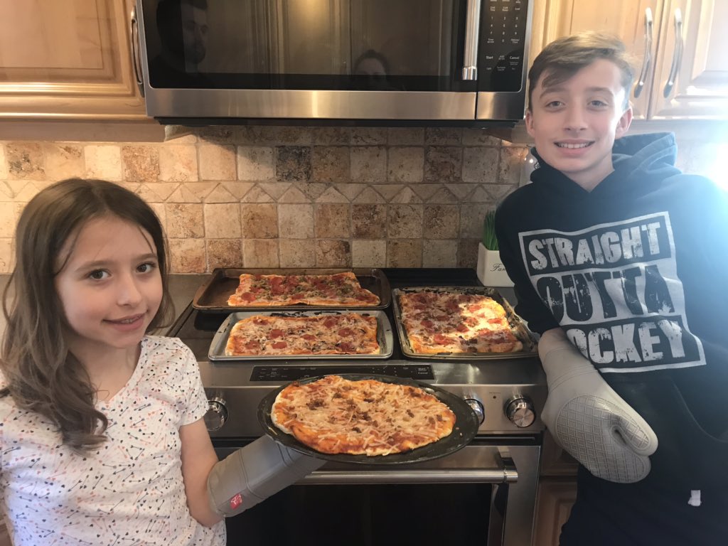 Homemade pizza night! 🧑‍🍳👨‍🍳🍕