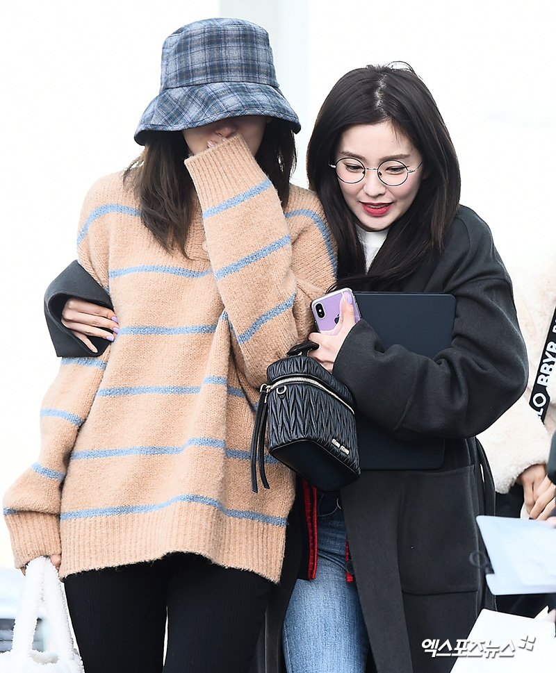 This is not really a hug but more Irene trying to keep Seulgi warm cause it was cold that day