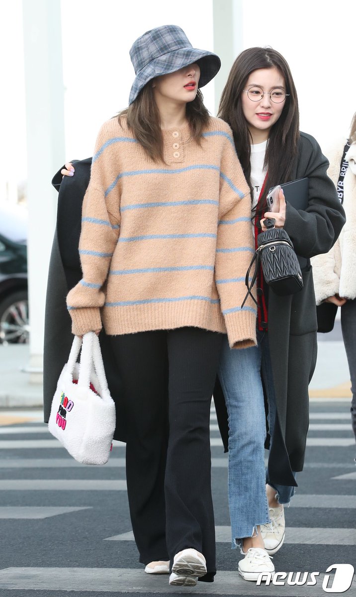 This is not really a hug but more Irene trying to keep Seulgi warm cause it was cold that day