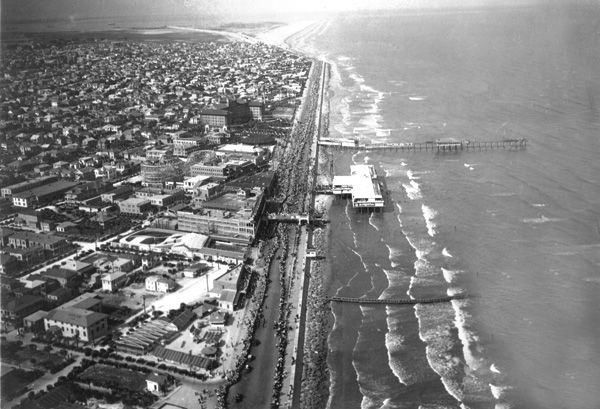 100 years ago in June, Galveston, TX had an outbreak of bubonic plague.The "third pandemic" of plague started in Yunnan China in mid to late 1800's, and spread around the globe, arriving in Galveston, New Orleans, Vera Cruz, and Pensacola around 1920.Images: Galveston, 1920.