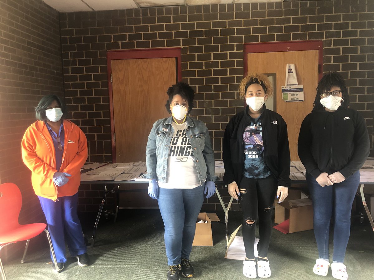 NPSchools_VA's tweet image. It was Day 2 of providing #LearningInPlace packets for our students. 

We want to thank the volunteers at #JamesMonroeES for their support! 

Ms. Joanne O’Connor, Ms. Ciara Pervall, Ms. Dynasia Davis, and Ms. Raquelle Jackson, you all are tops!

#NPSInThisTogether