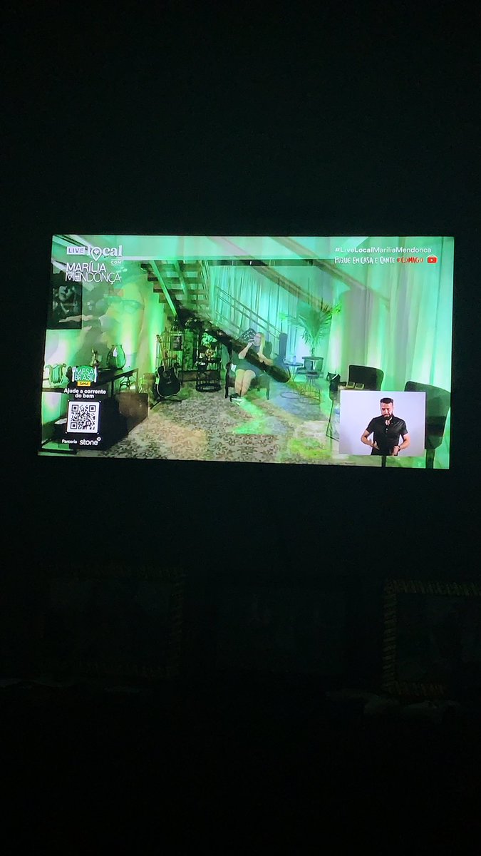 achineque's tweet image. Maravilhosa! A única até agora que pensou nos portadores de deficiência auditiva. Sem defeitos! 🥰 #livemariliamendonca #MariliaMendonça