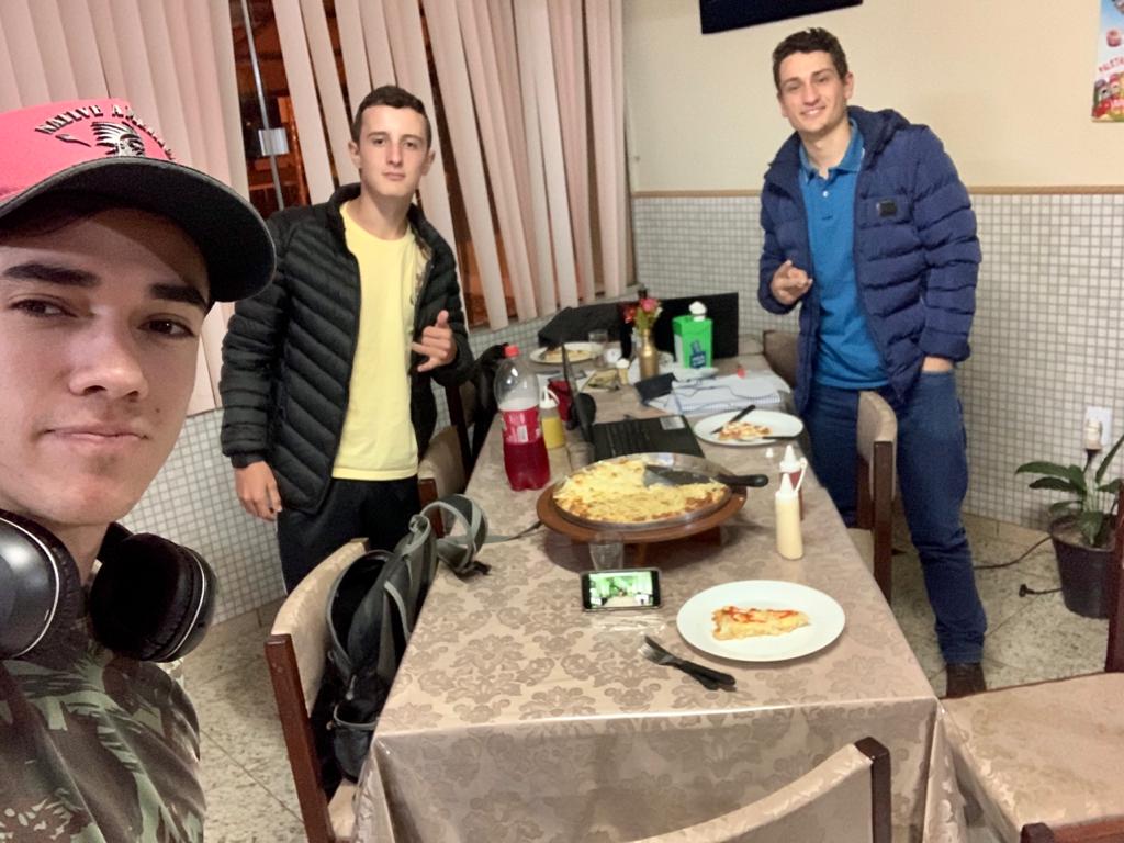 vinicius_pegora's tweet photo. A nossa quarentena tá nesse estilo @perret_1999 @LucasRo_12
#AulaVirtual
#livemariliamendonca
#DomDaniel
@Acer
@lojinhadoiphone https://t.co/w8f7Z6HTqX