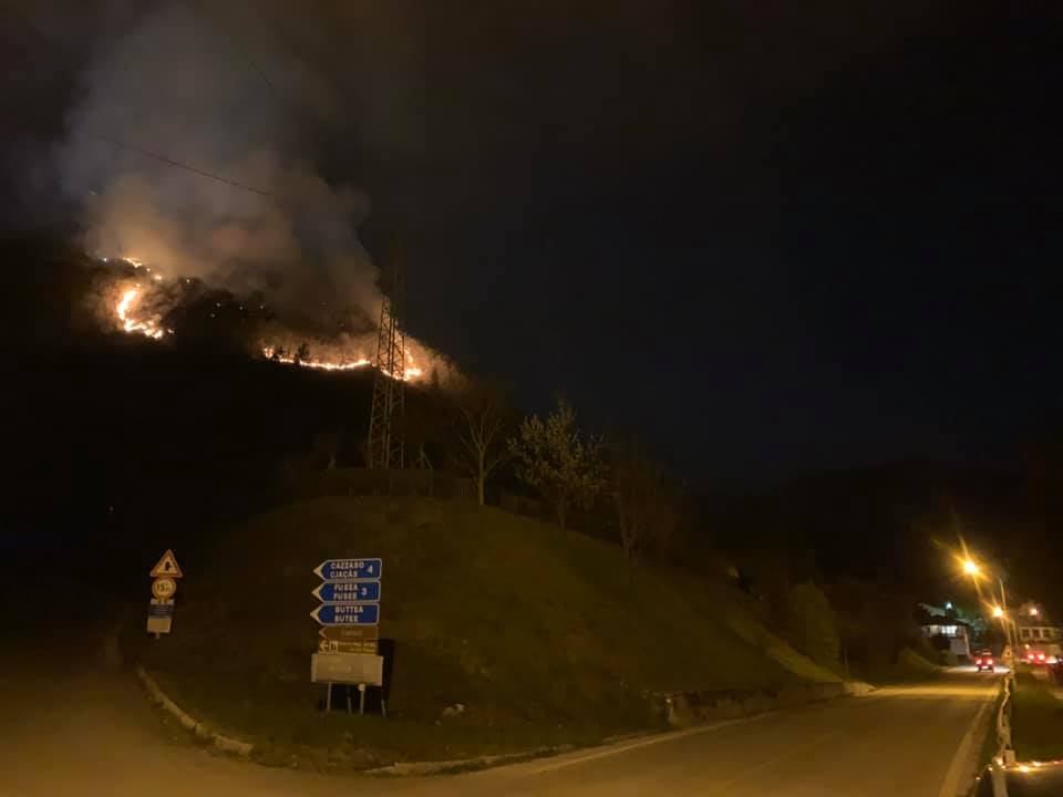 Continua nella notte con i nostri #volontaridivalore assieme ai colleghi del #distrettocarniaorientale operazione di spegnimento #incendioboschivo in località Tolmezzo.