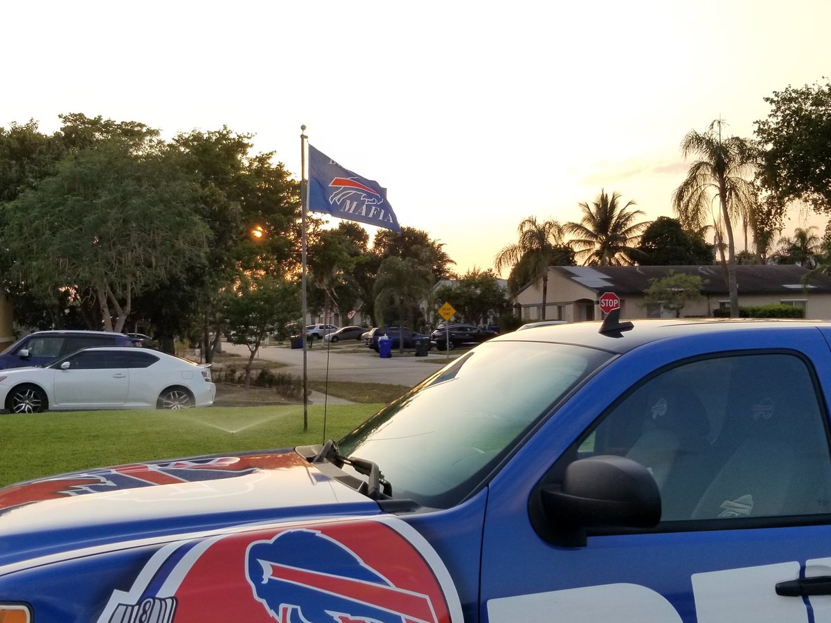 Bills_Fan_4Life's tweet photo. Putting up my new flag today, kids passing by asked if I was a Footbal player, no idea why https://t.co/rFRQjeHFkL