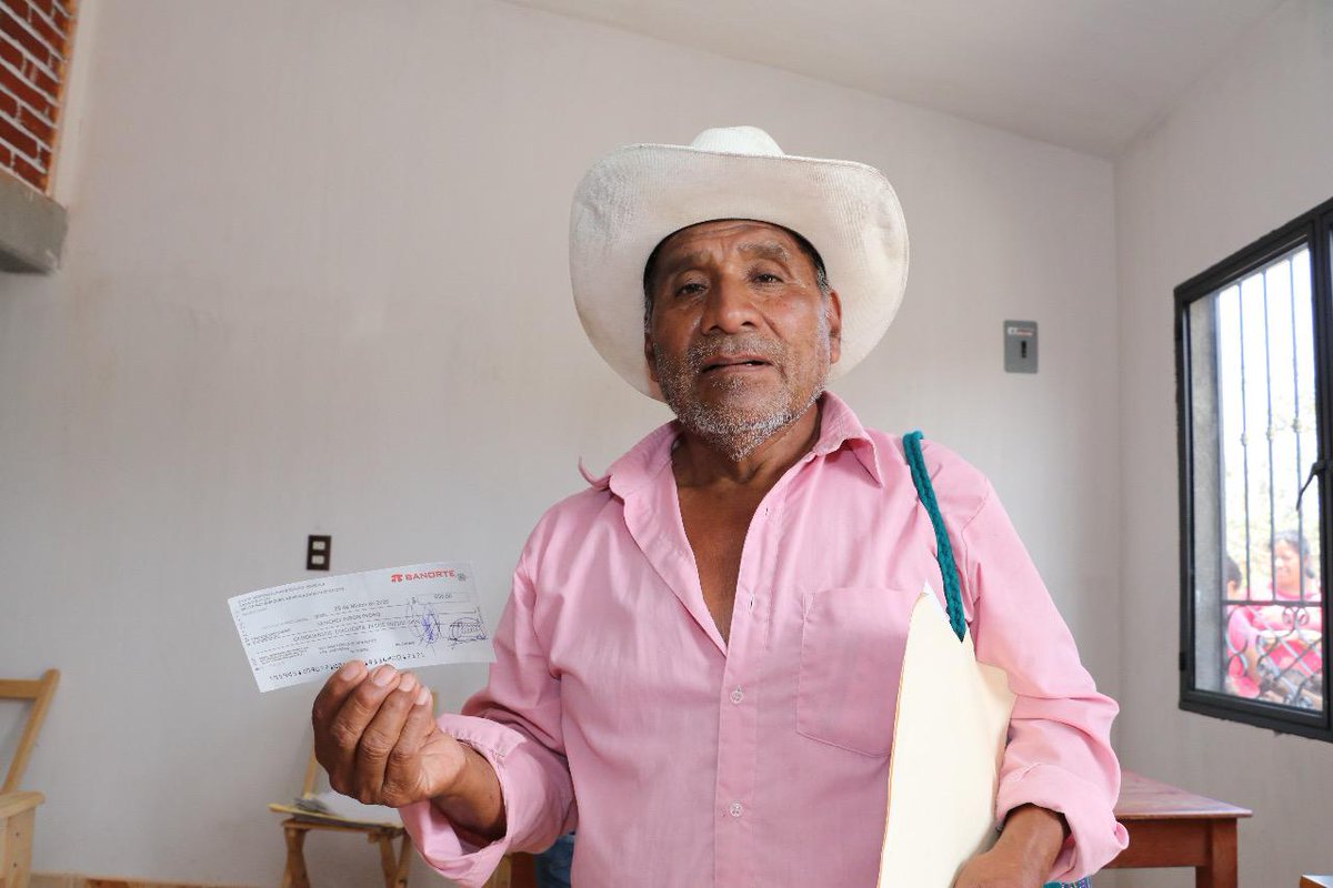 Secam_Oficial's tweet photo. Apoyar de manera directa y sin intermediarios a nuestros productores, es uno de los compromisos de la #SAGyP. Por ello, hoy beneficiamos a 249 mujeres y hombres con pagos del Seguro Catastrófico en el municipio de #Bochil, quienes trabajan con mucho corazón por #Chiapas. https://t.co/T1mfK4KYLp