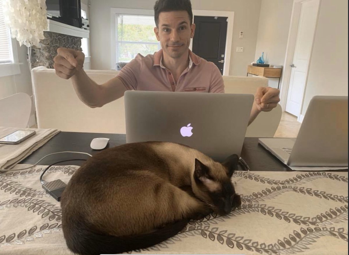 LeoPhotoMiami's tweet photo. This is what working from home looks like for me. What about you? Post a picture in the comments! https://t.co/0r98x3cgEc