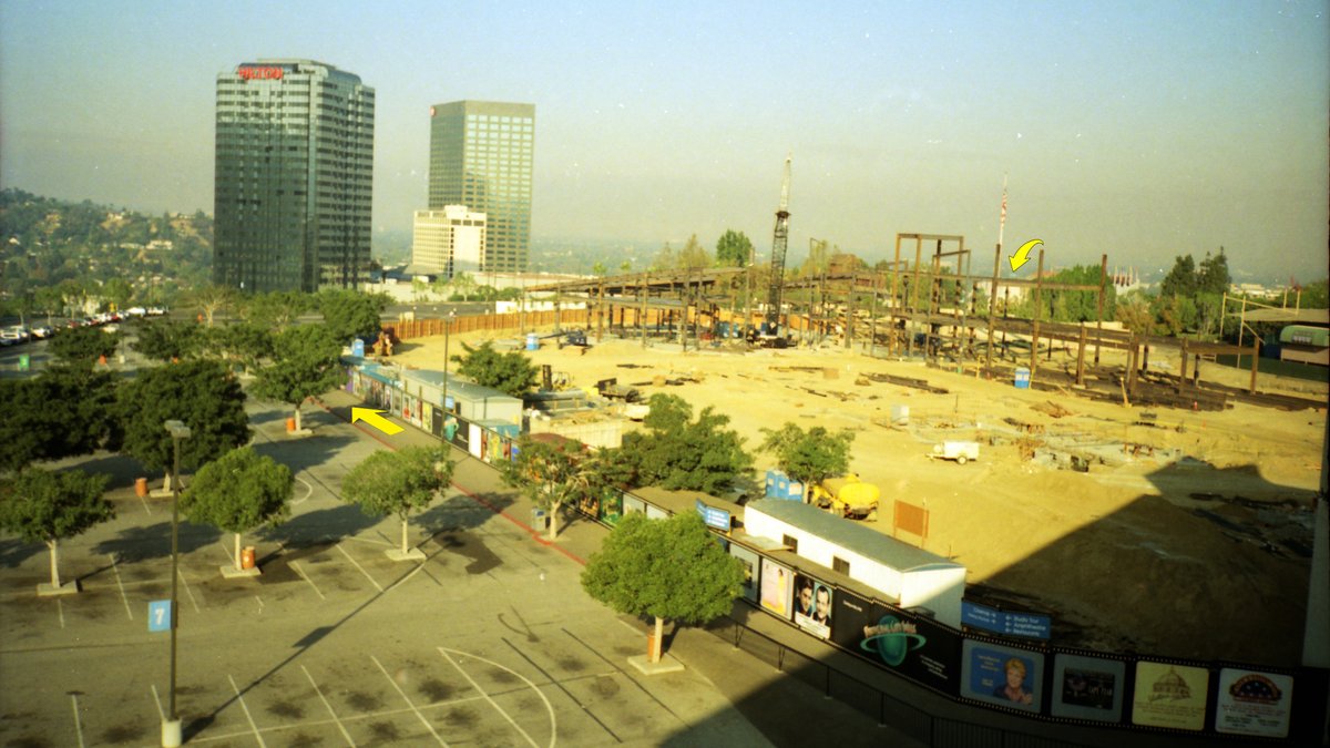 A look back at the start of CityWalk at Universal Studios Hollywood. Approx Nov 1991. Guests would walk around the fence to the studios entrance arch (right arrow).First tweet of this thread has an aerial view of that end of CityWalk in May, 2019.