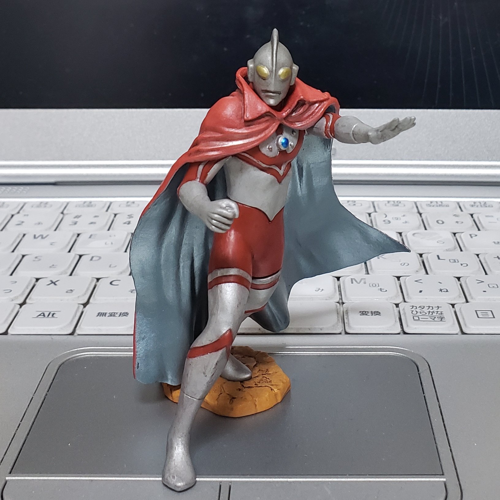 藤井義貴 超造形魂 ザ ウルトラマン Uchiyama Ver のゾフィー ブラザーズマントver が出て来て コレ何だったっけ と調べてみると ウルトラコレクションボックス ザ 内山まもる 特典でした あれ 本体である本自体はこの部屋のどこにあるんだろ