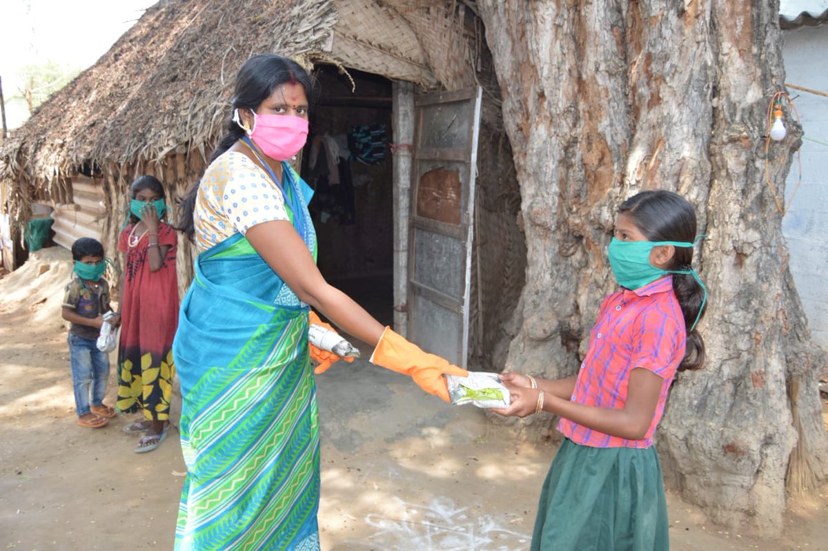 SwachhTrichy's tweet photo. Great service of free distribution of #Masks4All to prevent #COVID19 and food given by Minister Valarmathi in Sirugamani area of #Trichy District during these lockdown days organised by #SAVAI Organisation  Govindaraj on 7.4.20 - M.A.Aleem Member District Welfare Fund Committee https://t.co/diHSkql7i9