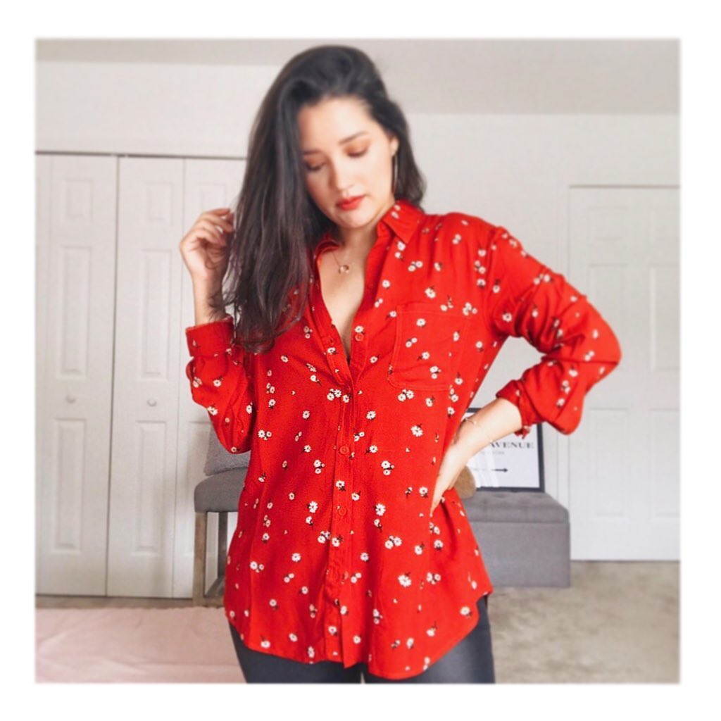 Bringing some nature indoors 🌷🌺 Alanna in red daisies.

#redshirt #buttondown #daisies #daisyprint

beachlunchlounge.com/products/alann…