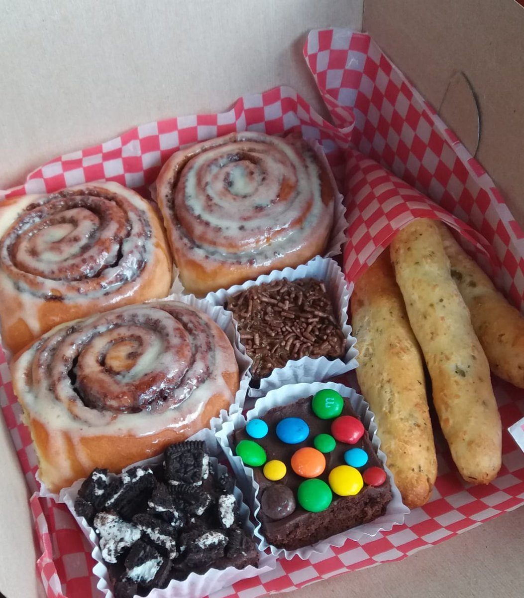 pablomonpar's tweet photo. Amigos. Mi mamá es repostera y a raíz de todo esto no ha podido vender nada porque no hay cumpleaños o celebraciones. Sin embargo, sacó esta caja maravillosa por si le quieren regalar a alguien especial o para ustedes en su casa. Pueden seguirla en IG como reposteriamalabar. https://t.co/V8vkGXrGe7