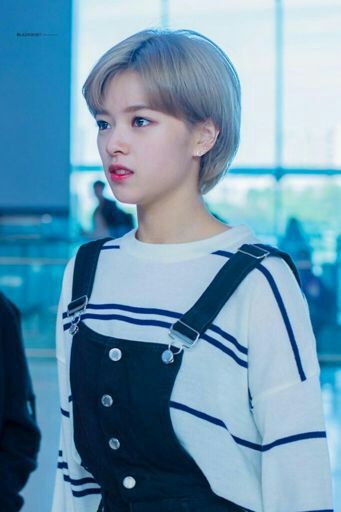 jeongyeon as black star- very cool- same energy