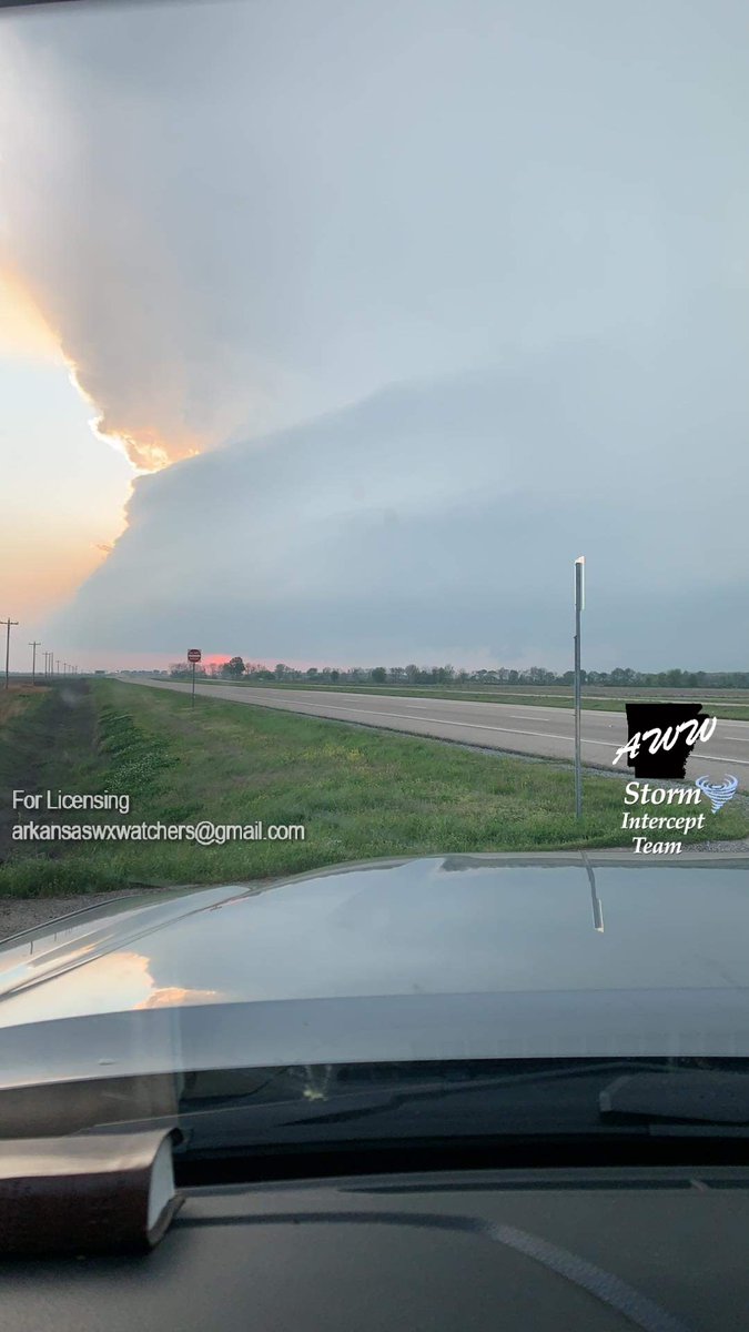 ArWxWatchers's tweet photo. From the supercell thunderstorm just west of Cash, AR from our storm chaser Frankie https://t.co/Yk3MbcCqfV