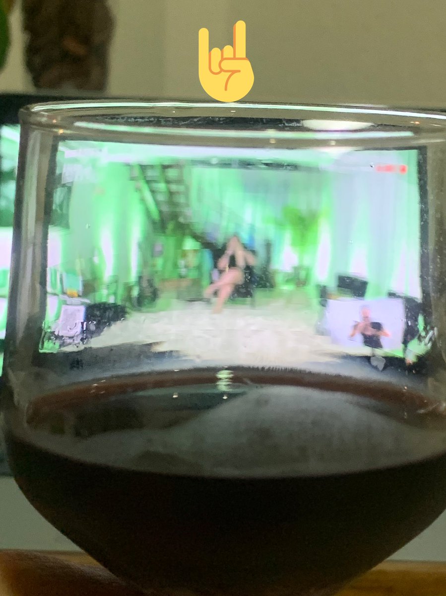 resenderonaldo's tweet photo. #Livedamarilia #LivedaMariliaMendonca seguraaaaa https://t.co/9EvhSNmJ0M