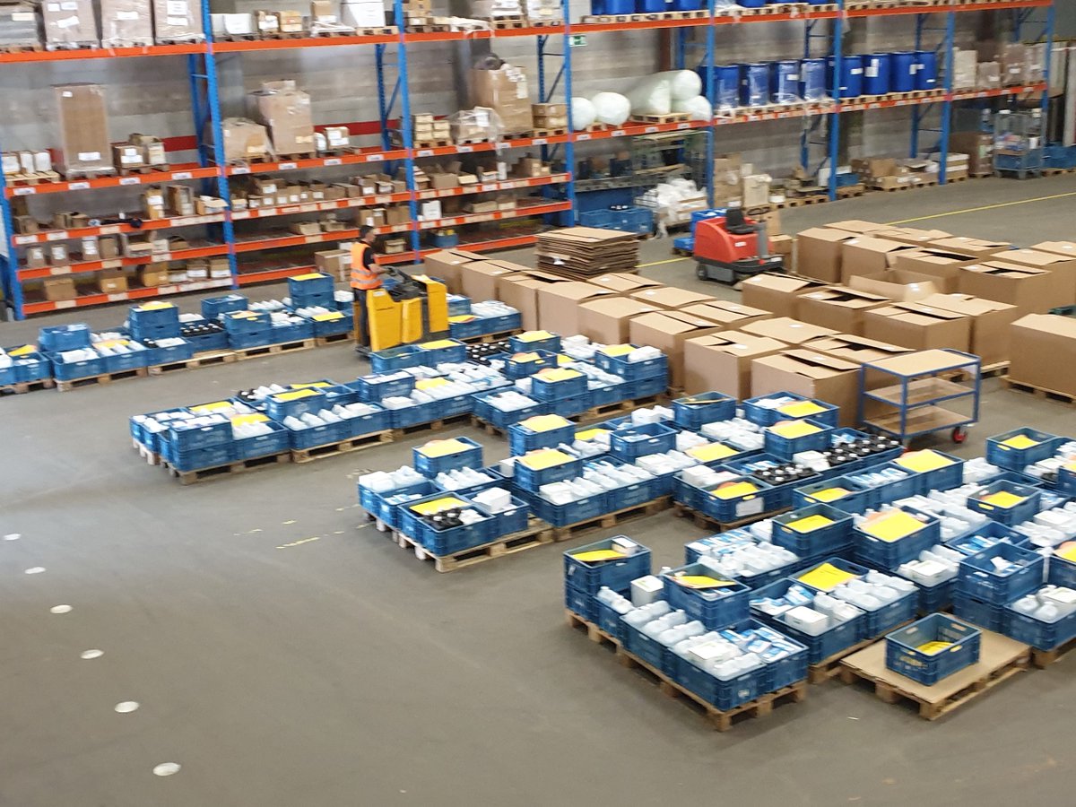 SymetaHybrid_Be's tweet photo. 👌 Symeta draagt haar steentje bij ... Naast de productie van uw communicaties ✉ komen onze medewerkers ook uit hun kot om de collega's in de foodretail zo goed mogelijk te voorzien van 😷 sanitaire hulpmiddelen 💪 #togetherstrong #whatsyourstory https://t.co/RdfctPFKmZ