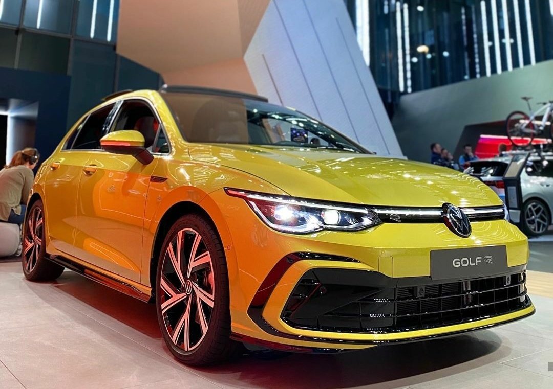 Carsinpixels The Lime Yellow Volkswagen Golf 8 R Line Etsi