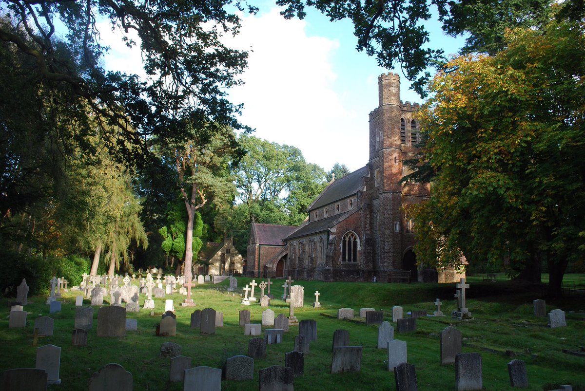 By the mid-1800s the chapel was bulging.A bigger church was needed.So, a big-boned Victorian one was built on the chapel& #39;s doorstep.Pevsner described the setting of old and new as “a telling contrast between true piety and 19th-century religious advertisement”. Ouch.(5/7)