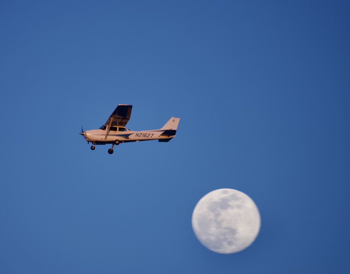 Michaelwalsh02's tweet image. Cool plane with moon. @PlaneSpotIsCool @avgeekretweeter