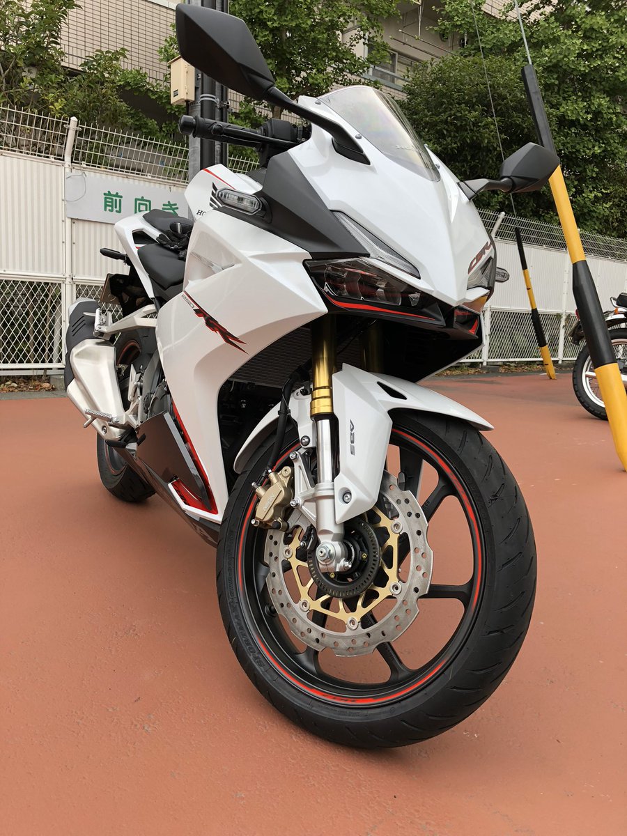 feriosu's tweet photo. 自己紹介
名前 : タキ
性別 : ♂
年齢：38
身長 : 177
住み : 静岡
車種 : CB1300SB sc54
　　　CBR250RR mc51 
好き: ツーリング、アニメ、ゲームなど
歴：ゼファー→バリオスII→ZRXII
　　→w400→CB400SB→現在

#バイク乗りと繋がりたい 
#バイク乗りとして軽く自己紹介 https://t.co/fz3if00wsw
