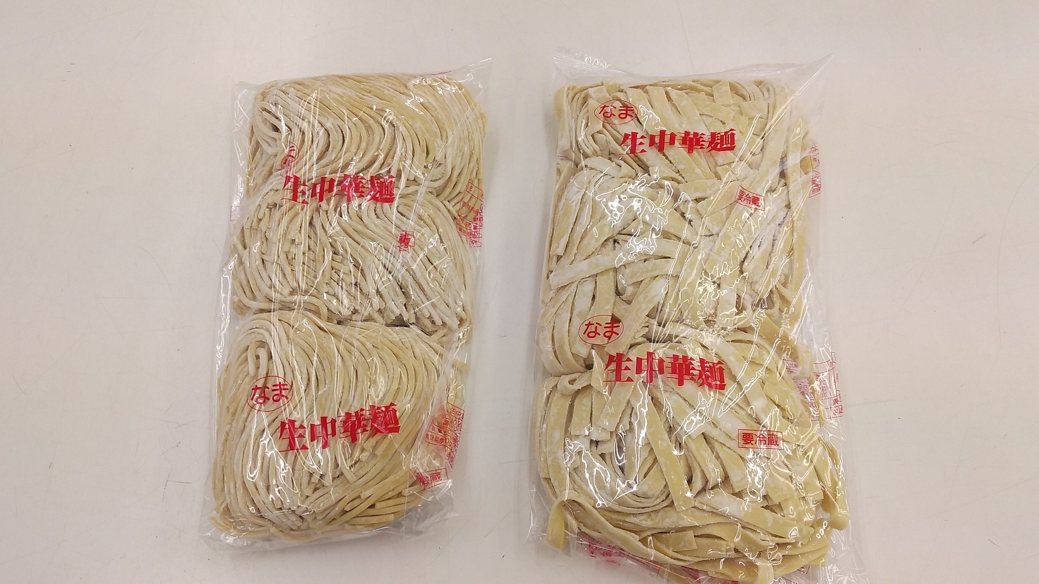 水屋製麺 つけ麺用太麺 左 0g 3個 350円 平打ち麺 右 0g 3個 350円 スーパーではあまり売ってないような太麺なのでぜひ食べてみて下さい ラーメン 幸手市 生中華 工場直売 T Co G3bbwxlijz Twitter