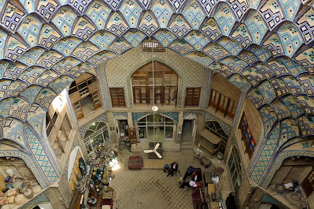 Going shopping again at another bazaar in my Iranian cultural heritage site thread.The Bazaar of Kashan. It is believed it was built during the Seljuq era which was in the 10th century. It includes mosques, plazas, arcades, baths & even tombs in it & it stretches for a few miles.