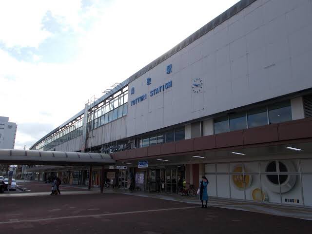 kagekikinokoha's tweet photo. 感染者ゼロの県が話題になってるけど外出自粛要請なんかされなくたって常に自粛してる県民に勝てるわけがなかろうと。
県庁所在地の駅がこれやぞ。
三密ってなんぞやレベル。 https://t.co/LZH3jbm0OT