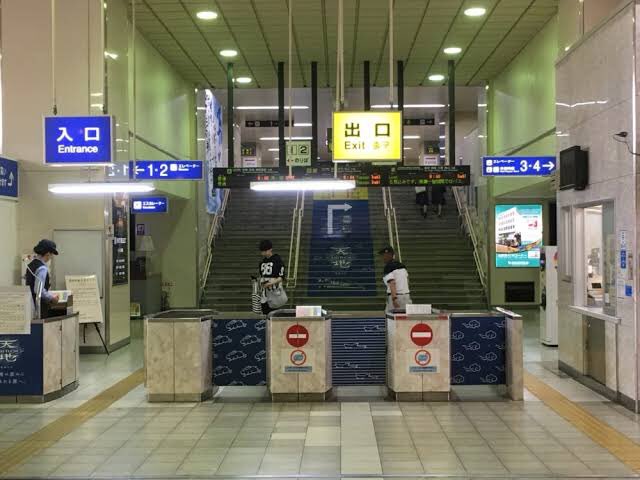 kagekikinokoha's tweet photo. 感染者ゼロの県が話題になってるけど外出自粛要請なんかされなくたって常に自粛してる県民に勝てるわけがなかろうと。
県庁所在地の駅がこれやぞ。
三密ってなんぞやレベル。 https://t.co/LZH3jbm0OT
