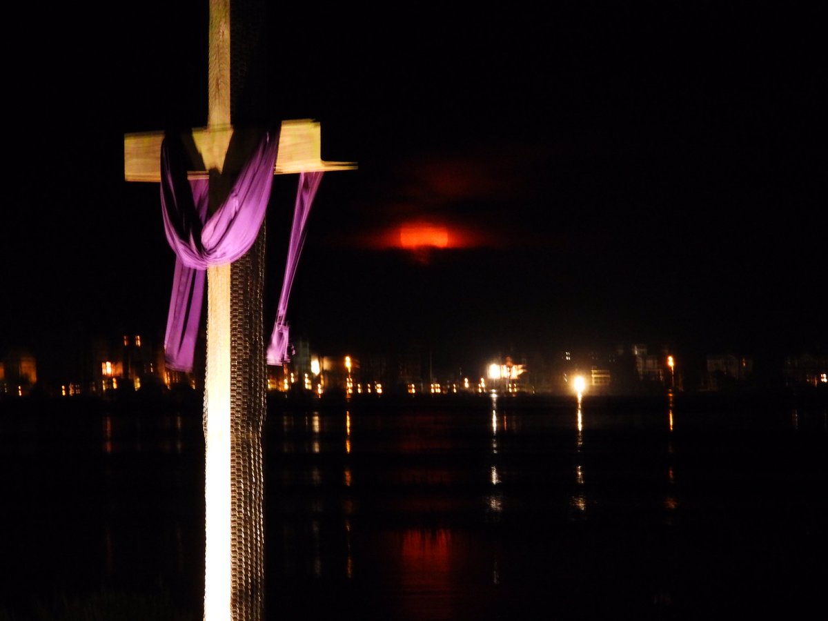 Jimmydreamsmb's tweet image. Blood red moon rising above the inlet tonight. #HolyWeekAtHome @Lunarheritage @StormHour @MichaelCoonan8 @EdPiotrowski @TommyCPhotogra3 @jamiearnoldWMBF @NASAMoon @SCweather_wx @abcnews @scwxpix
